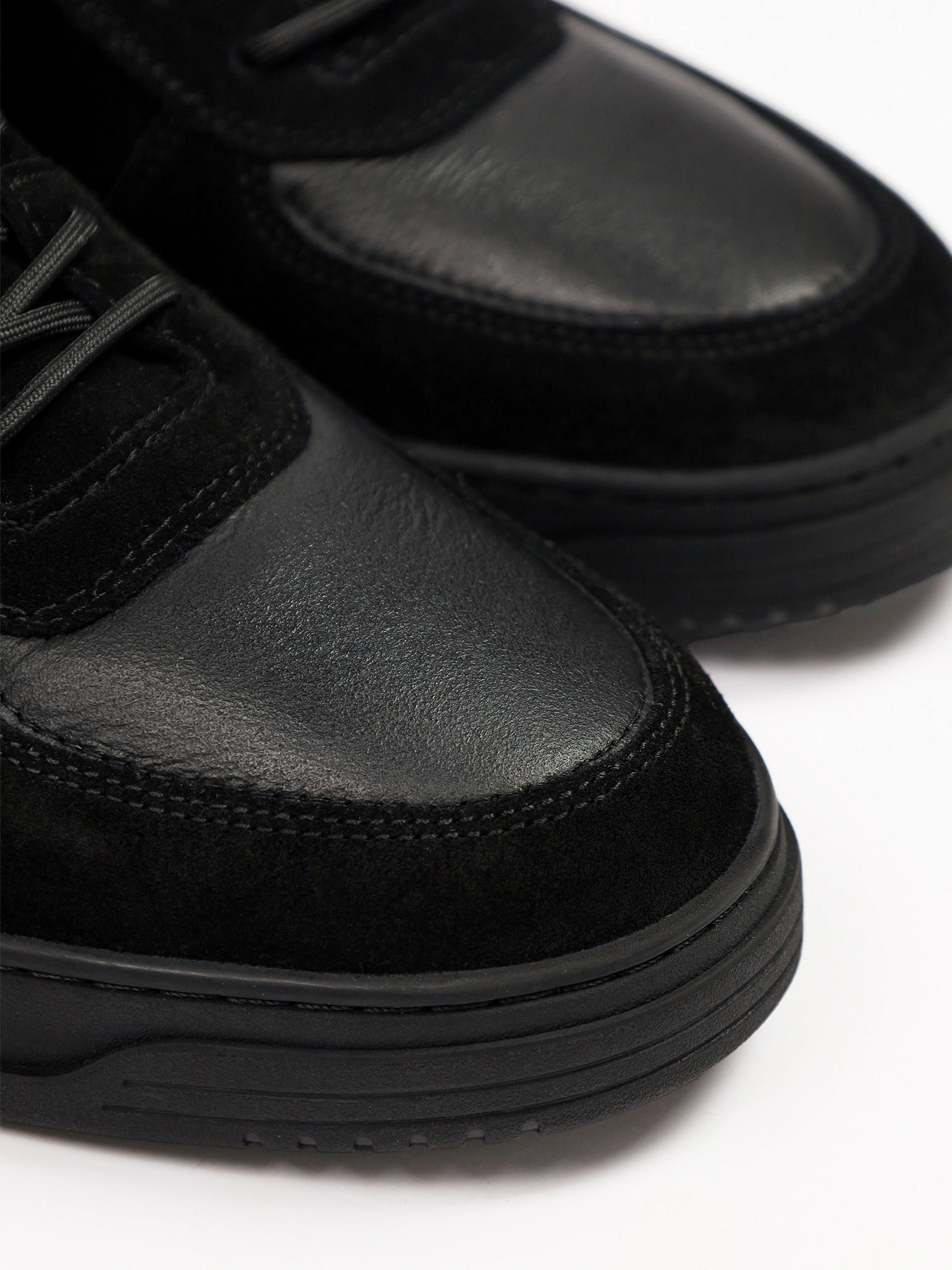 Ботинки комбинированные черного цвета на низкой платформе